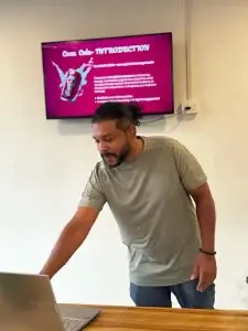 Digital Marketer In Thrissur Explaining Social Media Strategy